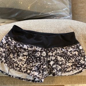 Black and white lululemon shorty shorts